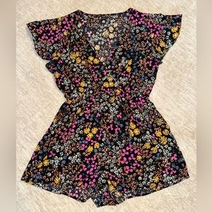 NWOT - Beautiful Vibrant Floral Romper 🌺🌸🪻